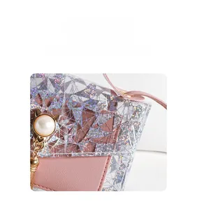 Détail du mini sac rose avec paillettes géométriques et pendentif chat en perles