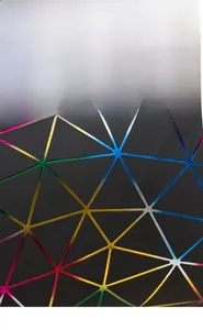 Detailaufnahme des bunten Laser-Geometriedesigns auf dem Stoff der kleinen Handtasche