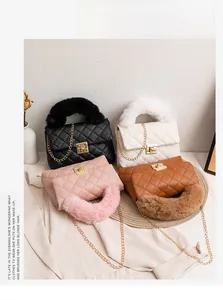 Détails de sacs matelassés avec poignées en fausse fourrure et chaînes dorées