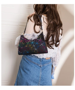 Detailansicht einer Hobo-Bag mit geometrischem Dreiecksmuster getragen von Model