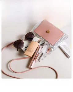 Vue à plat montrant la capacité du mini sac en PVC transparent avec rabat rose et boucle