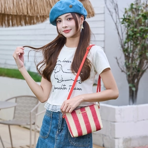 Borsa a tracolla intrecciata a righe bianche e rosse con logo dorato e cinturino rosso