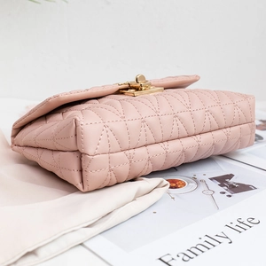 Sac à main carré en cuir matelassé rose avec fermoir doré et bandoulière chaîne