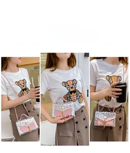 Détails du mini sac polyvalent argenté et rose avec perles et breloques à franges
