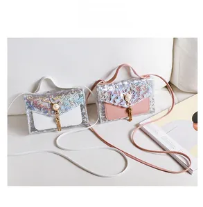 Détails des mini sacs pailletés transparents avec bijoux perles et pompons dorés