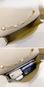 Detailansicht des Innenraums einer beige gemusterten Umhängetasche mit goldener Metallkette