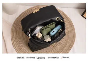 Vue intérieure du sac matelassé noir montrant la capacité pour portefeuille et maquillage
