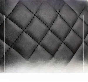 Gros plan sur le simili cuir matelassé noir avec coutures détaillées et motif diamant