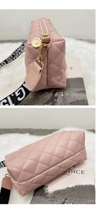 Dettaglio borsa trapuntata in pelle PU rosa con finiture dorate e tracolla larga