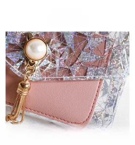Détail d'un mini sac rose avec ornement chat perle et franges dorées élégantes