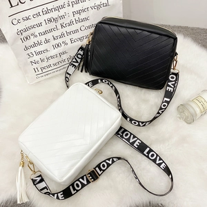 Sacs bandoulière en cuir PU matelassé noir et blanc avec large sangle à imprimé LOVE