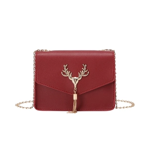 Petit sac à bandoulière bordeaux avec tête de cerf dorée et chaîne à pompon en métal