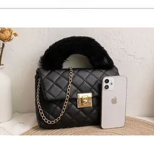 Petit sac noir matelassé avec poignée en fausse fourrure et bandoulière en chaîne