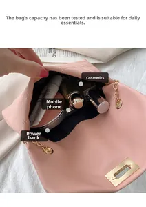 Capacité intérieure du petit sac rose matelassé avec téléphone et maquillage