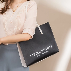 Contrast color tote bag with 'LITTLE BEAUTY' print and stylish golden rivets