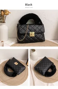 Détails du sac matelassé noir en similicuir avec poignée en fausse fourrure et chaîne dorée