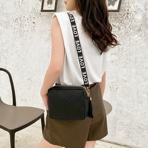 Sac bandoulière noir gaufré avec pompon à franges et bandoulière large motif LOVE