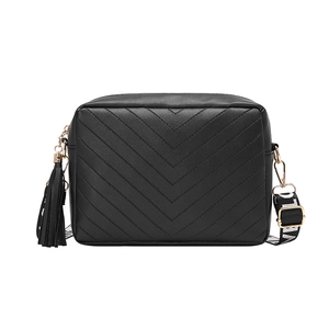 Sac bandoulière noir matelassé avec pompon et large bandoulière lettrée
