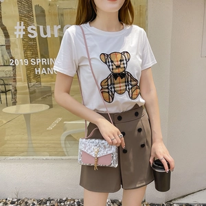 Tenue d'été femme avec T-shirt ours blanc et short marron avec sac à bandoulière