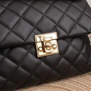 Petit sac à bandoulière noir matelassé avec fermoir doré et détails de chaîne
