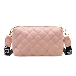 Borsa a tracolla trapuntata rosa con ampia tracolla stampata su sfondo bianco