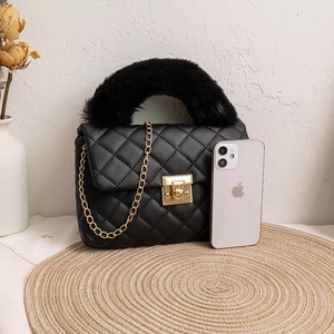 Sac à main matelassé noir avec poignée en peluche et bandoulière chaîne dorée élégante
