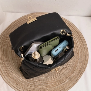 Sac bandoulière élégant noir matelassé avec intérieur spacieux et fermoir doré rotatif