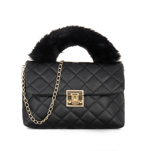 Sac bandoulière matelassé noir avec poignée en fausse fourrure et chaîne dorée
