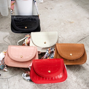 Borsa Tracolla Pelle PU Trama Coccodrillo Donna Con Decorazione Foulard Raso Patta Fibbia Metallo Moda