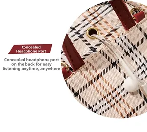 Details zur versteckten Kopfhöreröffnung am karierten Rucksack mit roten Lederriemen
