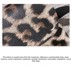 Détail du sac léopard en cuir PU montrant la texture résistante à l'eau et aux rayures