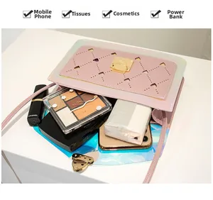 Detailansicht der pinken Laser-Umhängetasche mit Platz für Handy und Make-up