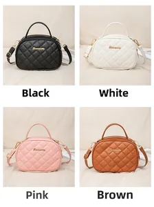Sacs bandoulière matelassés présentés en noir, blanc, rose et marron