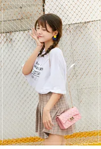 Sac en silicone rose matelassé avec bandoulière en chaîne dorée et fermoir en métal