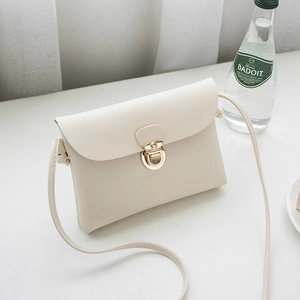 Petit sac bandoulière blanc crème avec un élégant fermoir rotatif en métal doré
