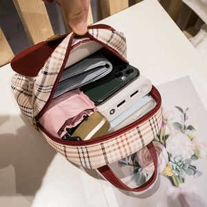 Kleiner Damen-Rucksack mit Karomuster und Platz für Handy und Alltagsgegenstände