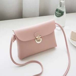 Sac bandoulière rose enveloppe avec fermoir doré et fine bandoulière assortie