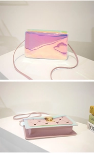 Detail der pinkfarbenen Handtasche mit lasergeschnittenem Herz und Goldverschluss