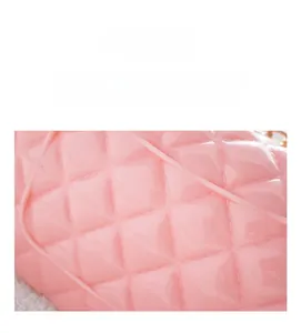 Détail du sac en silicone matelassé rose montrant la surface brillante et résistante