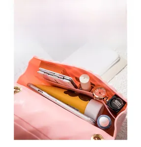 Vue détaillée du sac en silicone rose montrant les compartiments intérieurs spacieux