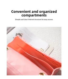 Détails de l'intérieur du sac en silicone rose avec compartiments et fermoir doré