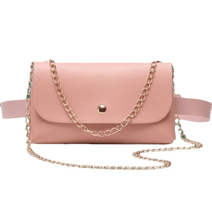 Sac ceinture en cuir rose avec chaîne dorée et ceinture réglable sur fond blanc