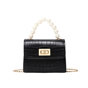 Mini sac noir à motif crocodile avec poignée en perles et bandoulière dorée