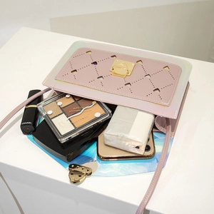 Rosafarbene holographische Tasche mit Laser-Herz-Muster und goldenem Metallverschluss