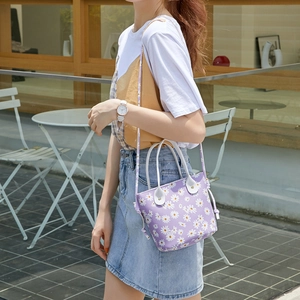 Fashionable purple daisy print crossbody bucket bag with large capacity and round handles