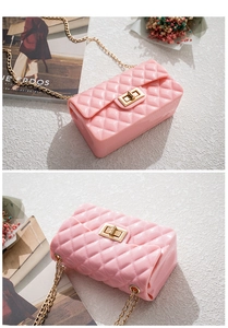 Détail du sac jelly rose en silicone avec motif matelassé et fermoir doré tournant