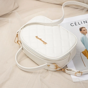 Petit sac à main blanc matelassé élégant avec détails dorés et broderie sur tissu doux