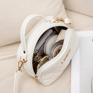 Sac à main blanc matelassé en simili cuir avec fermeture éclair et intérieur spacieux
