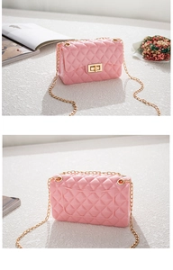 Vue détaillée avant et arrière du sac en silicone rose avec motif matelassé et chaîne