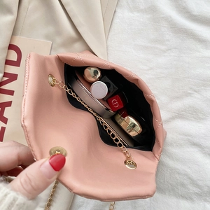 Sac bandoulière rose matelassé avec chaîne dorée et espace de rangement intérieur